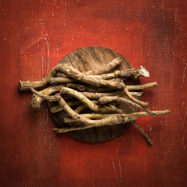 Horseradish kök kırmızı vintage zemin üzerine