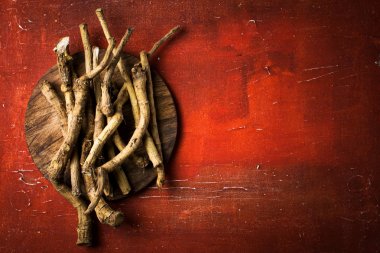 Horseradish kök kırmızı vintage zemin üzerine