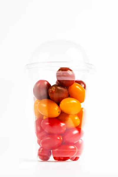 Tomates cereja em recipiente de plástico — Fotografia de Stock