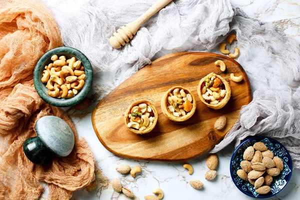 Frutos secos surtidos con cobertura de miel —  Fotos de Stock