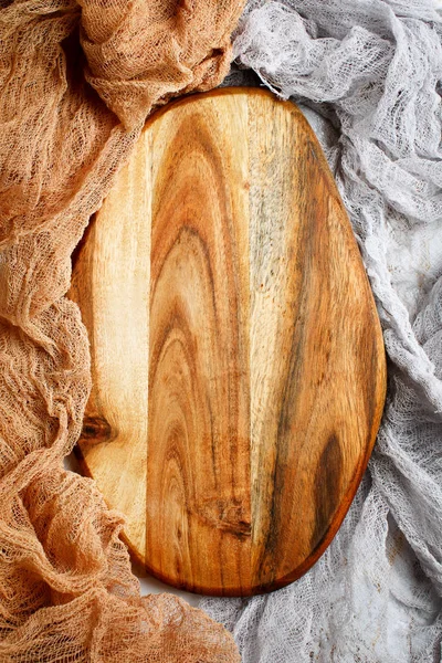 Placa de corte vazia de madeira na mesa — Fotografia de Stock