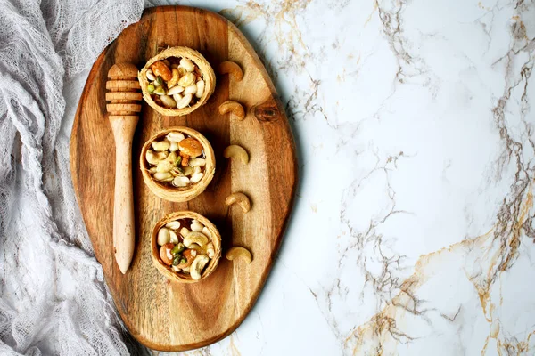Honing en noten, gezonde zoete dessert — Stockfoto