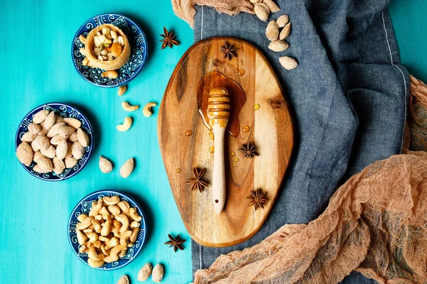 Орехи и мед на деревенском столе — стоковое фото