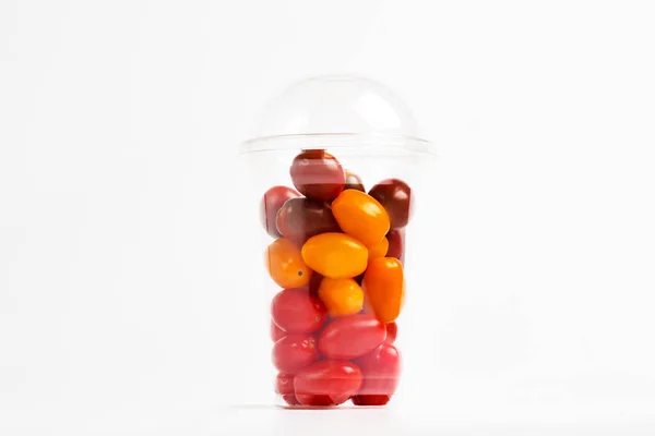 Tomates cherry en recipiente de plástico —  Fotos de Stock