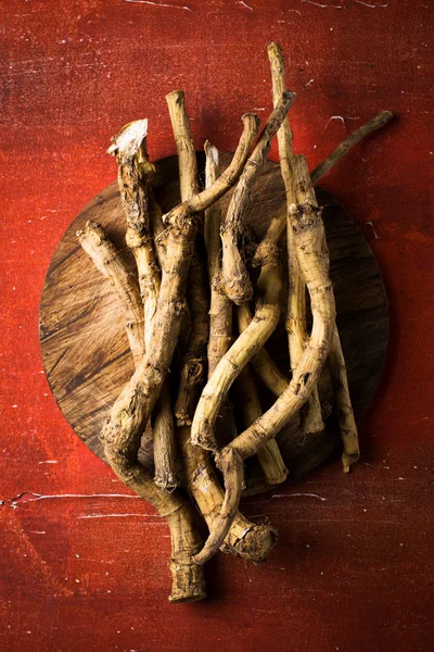 Horseradish kök kırmızı vintage zemin üzerine