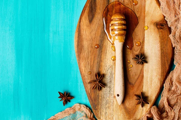 Miel avec cuillère spéciale sur une planche à découper — Photo