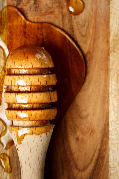Lžíce medu, speciální dřevěná naběračka — Stock fotografie