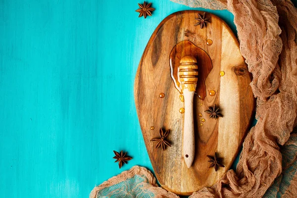 Miel con cuchara especial en una tabla de cortar —  Fotos de Stock