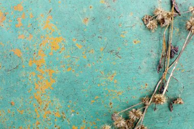Eski püskü metal doku ile mavi boyalı