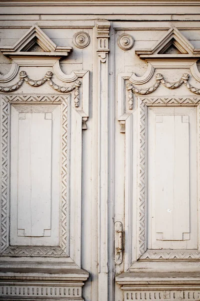 Staré dveře s vyřezávanými ornamenty — Stock fotografie