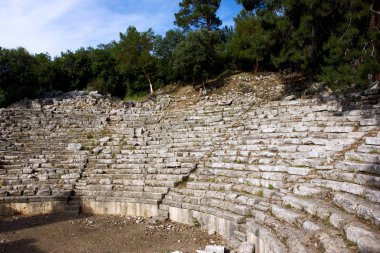 Yuvarlak tiyatro kalıntıları 