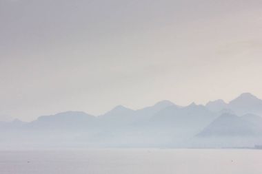dağ sırtı ve deniz sis içinde