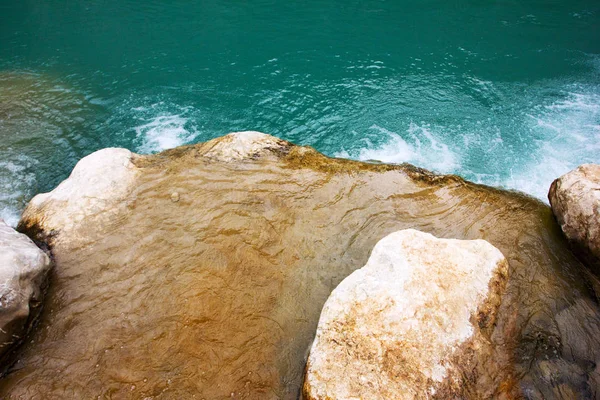 Камені з гальки під чистою водою — стокове фото