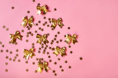 Parlak pembe arka planda altın süslemeli Noel kompozisyonu, Noel ve yeni yıl konsepti, üst görünüm, fotokopi alanı, düz yatış