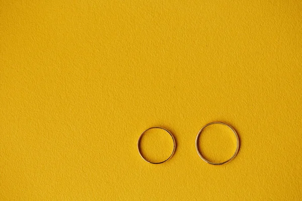 Dos Anillos Boda Dorados Sobre Fondo Amarillo Brillante Tarjeta Invitación — Foto de Stock