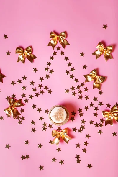 Kerst Feestelijke Achtergrond Met Gouden Decoraties Kaars Fel Roze Glamoureuze — Stockfoto