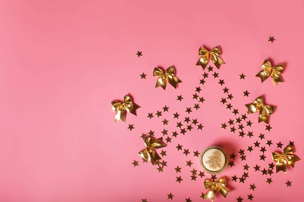 Altın Süslemeli Parlak Pembe Mumlu Noel Kompozisyonu Noel Yeni Yıl — Stok fotoğraf