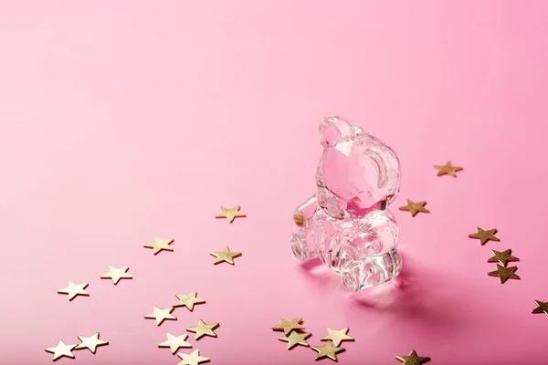 Urso Brinquedo Vidro Glamour Com Estrelas Douradas Fundo Rosa Brilhante — Fotografia de Stock