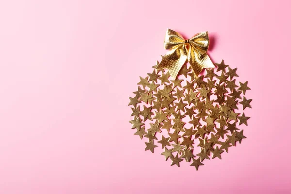 Disposizione Creativa Natale Con Stelle Dorate Cerchio Sfondo Rosa Concetto — Foto Stock