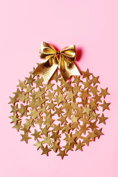 Weihnachtsschmuck Mit Goldenen Sternen Und Schleife Auf Rosa Hintergrund Geschenkkarte — Stockfoto