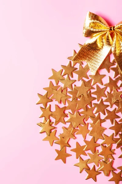 Weihnachtsdekoration Mit Goldenen Sternen Kreis Auf Rosa Hintergrund Konzeptionelles Design — Stockfoto