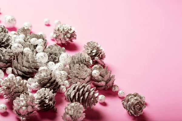 Arranjo Festivo Natal Com Cones Pinho Prata Pequenas Bolas Brilhantes — Fotografia de Stock