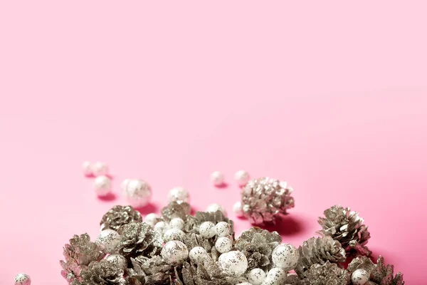 圣诞佳节组曲 银松圆锥 明亮粉色背景的晶莹小球 复制空间 — 图库照片
