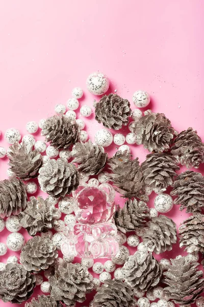 Decorações Natal Com Cones Prata Brinquedo Urso Cristal Presente Glamour — Fotografia de Stock