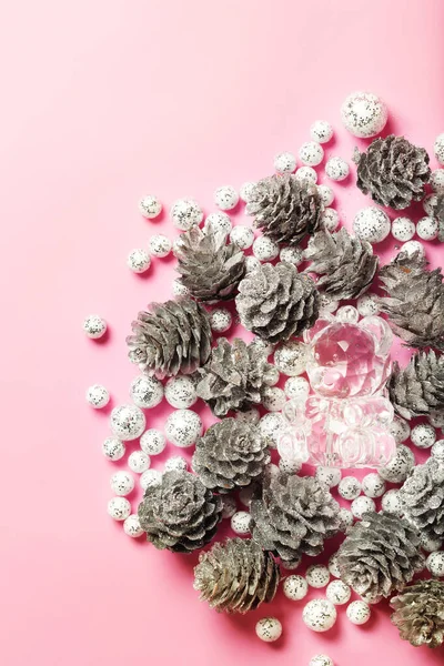 Kerst Decoraties Met Zilveren Kegels Kristallen Beer Speelgoed Glamour Cadeau — Stockfoto