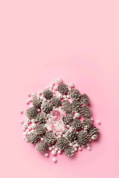 圣诞装饰用银锥和水晶熊玩具在粉红的背景上 迷人的礼物 顶视图 文字的空间 — 图库照片