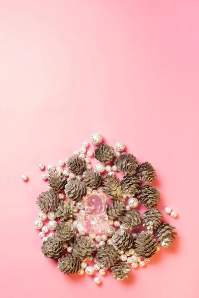 Decorações Natal Com Cones Prata Brinquedo Urso Cristal Fundo Rosa — Fotografia de Stock