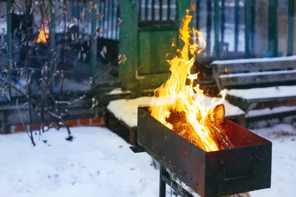 Logs Καύση Ένα Brazier Στην Αυλή Εξωτερικούς Χώρους Χειμώνα Ζεστό — Φωτογραφία Αρχείου