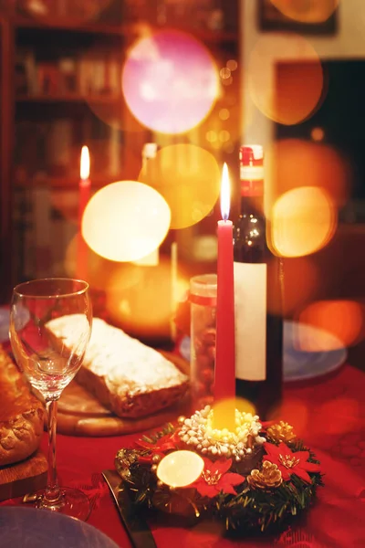 ろうそくと伝統的なクリスマスのお祝いのディナー 家族のディナーコンセプト — ストック写真
