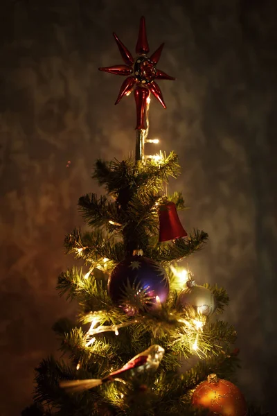 Parte Superior Del Abeto Navidad Con Luces Cuarto Oscuro Humor —  Fotos de Stock