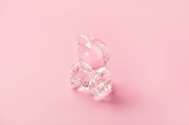 Pembe arka planda sevimli kristal oyuncak oyuncak.