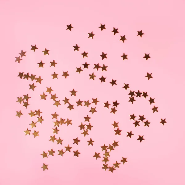 Pinky tło wakacje z rozproszonych złotych gwiazd — Zdjęcie stockowe