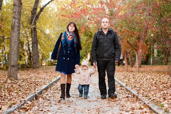 Famille avec un petit enfant en bas âge walkin — Photo