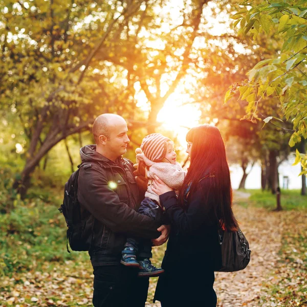 Famille heureuse avec petit enfant en bas âge à l'extérieur — Photo