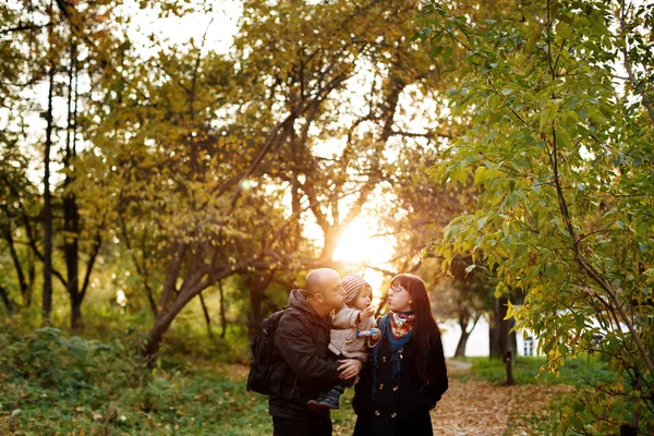 Mutlu aile, anne, baba ve küçük oğul — Stok fotoğraf