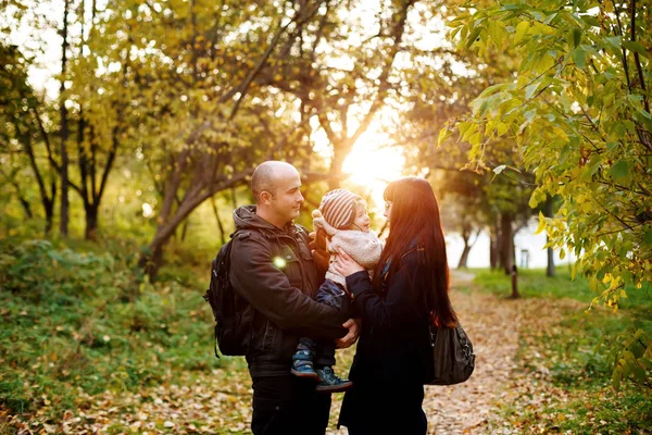 Lycklig familj, mor, far och Lille son — Stockfoto