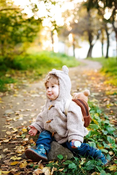 Leuke peuter in de natuur — Stockfoto