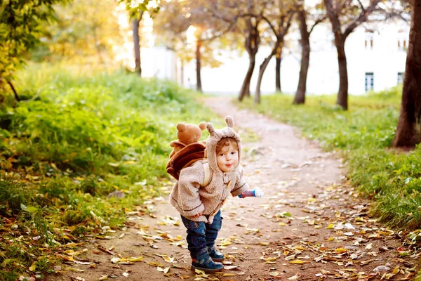 Lindo niño en ropa de abrigo divirtiéndose en el parque en dorado fa — Foto de Stock