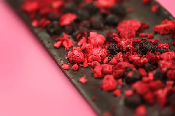 Kurutulmuş kırmızı dutlu koyu düşük kalorili çikolata. — Stok fotoğraf