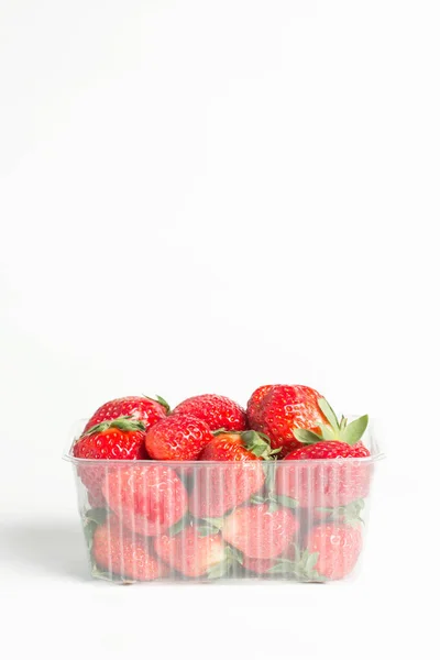 Naturalne czerwone truskawki w plastikowym przezroczystym pojemniku — Zdjęcie stockowe