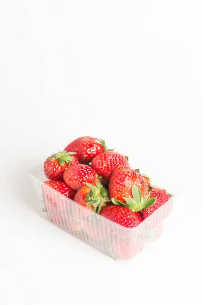 Naturalne czerwone truskawki w plastikowym, przezroczystym pudełku — Zdjęcie stockowe