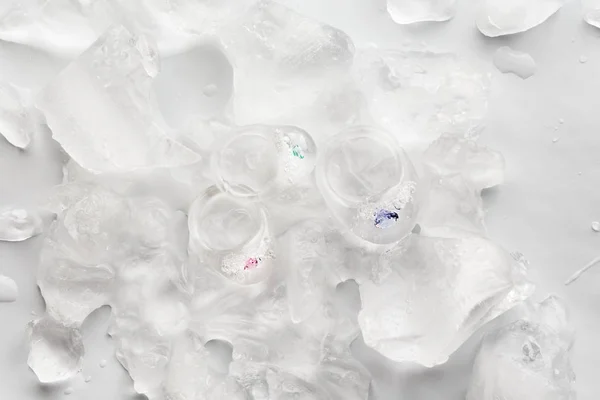 Прозрачные ледяные кольца из стекла во льду и воде — стоковое фото