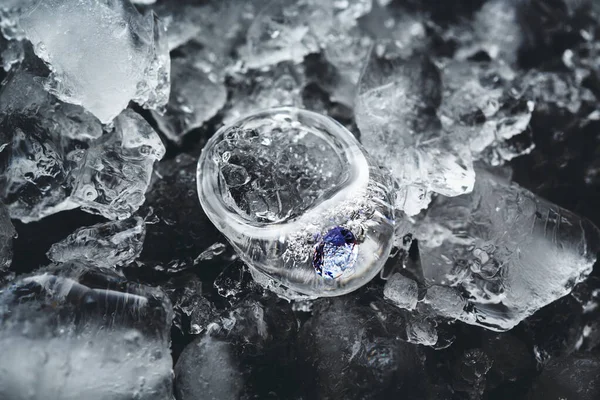 Anéis gelados transparentes feitos de vidro em gelo e água — Fotografia de Stock