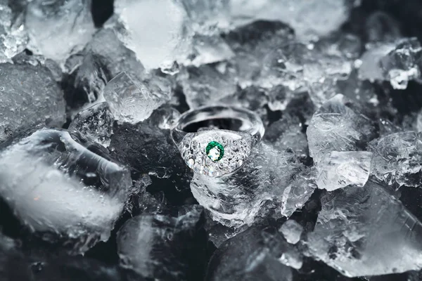 Átlátszó jeges gyűrűk üvegből, jégből és vízből — Stock Fotó