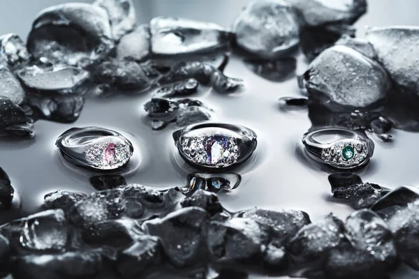 Átlátszó jeges gyűrűk üvegből, jégből és vízből — Stock Fotó