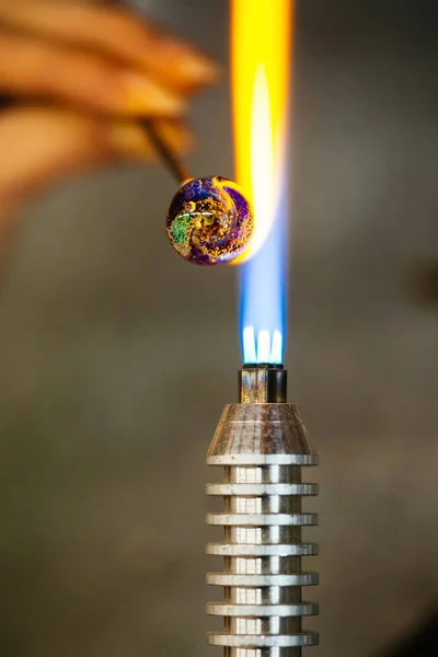 Primer plano de fusión de perlas de vidrio en el fuego del quemador de gas —  Fotos de Stock
